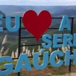 Eu amo a serra gaúcha escrito em azul com um coração vermelho no lugar da palavra amo
